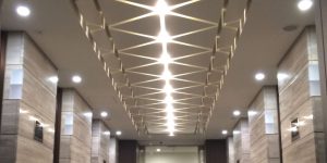 ＥＶホール天井三角格子ルーバー