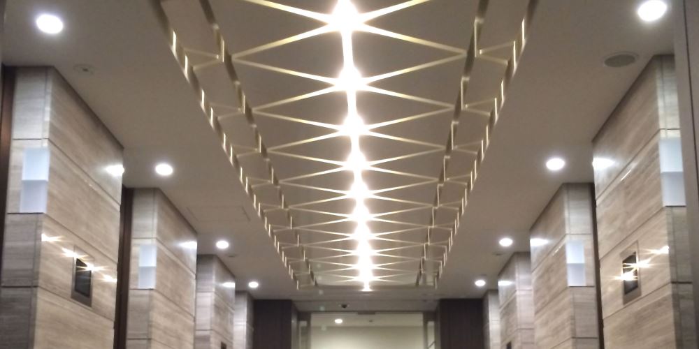 ＥＶホール天井三角格子ルーバー